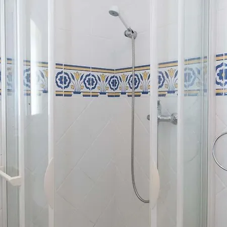 Carvoeiro Sleeps 8 With Pool Air Con And Wifi 카르보에이루