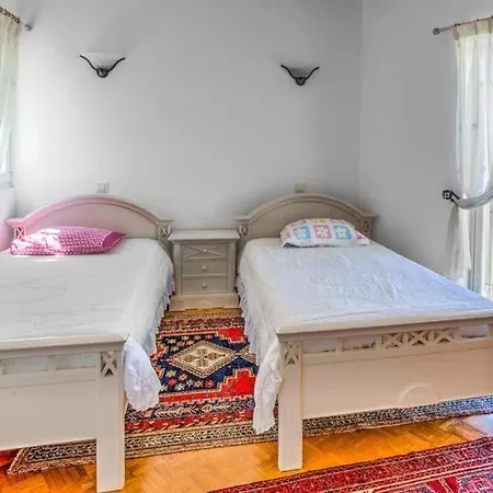 Carvoeiro Sleeps 8 With Pool Air Con And Wifi