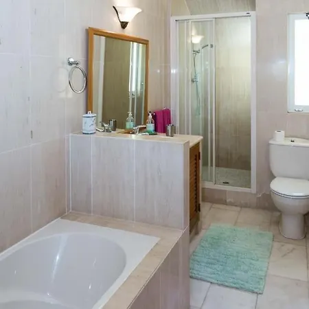 Carvoeiro Sleeps 8 With Pool Air Con And Wifi ヴィラ